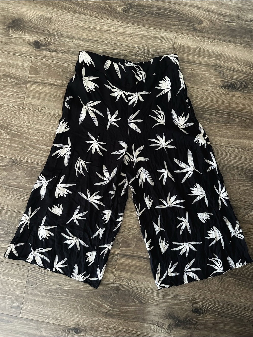 O'Neill Black and White Tropical Print Wide Leg Cropped Pants